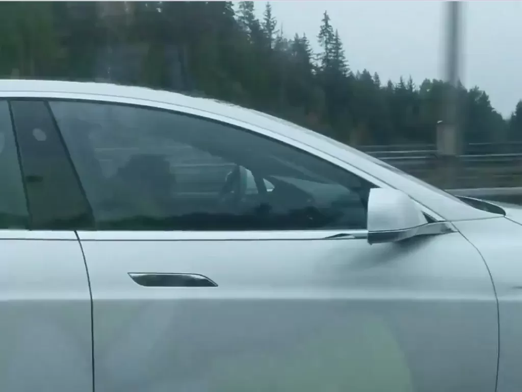 Pengendara mobil Tesla yang tidak sadarkan diri saat melaju 100 km/jam (photo/Twitter/@AustinTeslaClub)