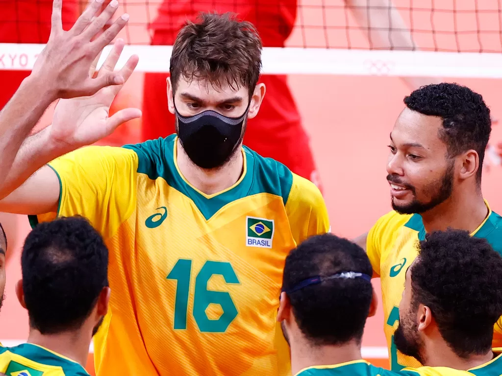 Pevoli Brasil Lucas Satkamp tetap memakai masker saat bertanding melawan tim Jepang dalam babak perempat final Olimpiade Tokyo 2020, Selasa (3/8/2021). (REUTERS/Carlos Garcia Rawlins)
