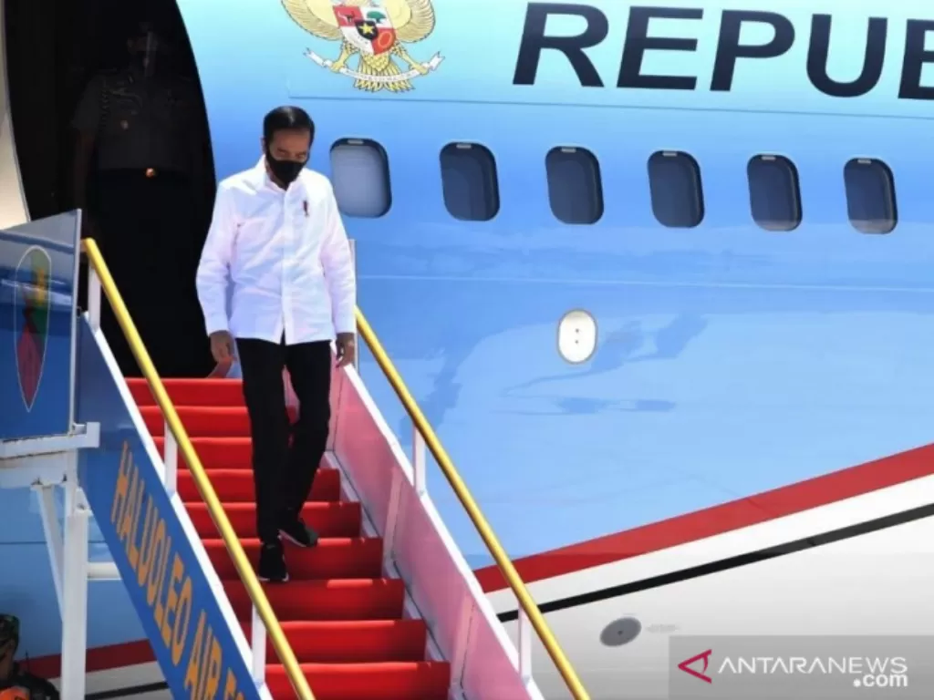 Presiden Joko Widodo saat turun dari pesawat. (ANTARA FOTO/Biro pers kepresiden/JJ/hp.)