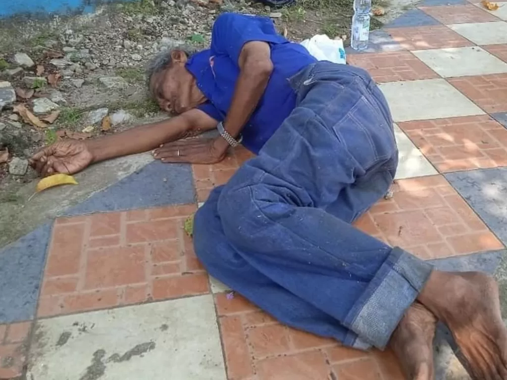 Kakek terkapar di jalan tak ada yang menolong. (Instagram/@actforhumanity)