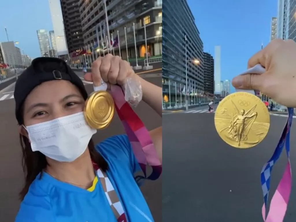 Pebulu tangkis Greysia Polli dalam siaran langsung di Instagram memamerkan medali emas saat berkeliling di Kampung Olimpiade. (Instagram/greyspolli)