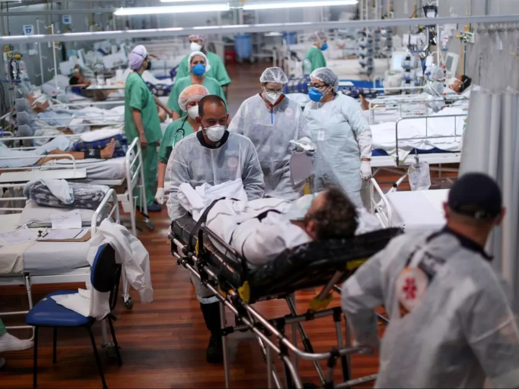 Petugas kesehatan membawa pasien Covid-19 di Sao Paulo, Brasil, 7 April 2021. (REUTERS/Amanda Perobelli/File Photo)