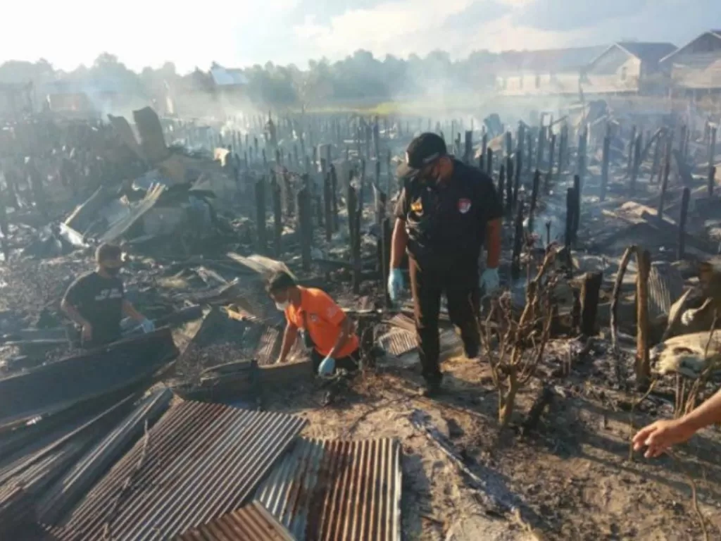  Anggota Inafis Polresta Palangka Raya melakukan olah TKP di lokasi kebakaran yang terjadi di Kelurahan Tumbang Rungan, Selasa (3/8/2021). (ANTARA/HO-Satreskrim Polresta Palangka Raya) 