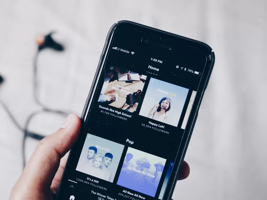 Tampilan aplikasi streaming musik Spotify di smartphone (Ilustrasi/Unsplash/Fixelgraphy)		