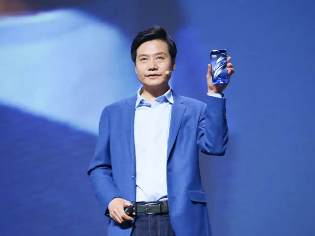 CEO Xiaomi, Lei Jun saat memegang smartphone besutan perusahaannya (photo/REUTERS/Jason Lee)