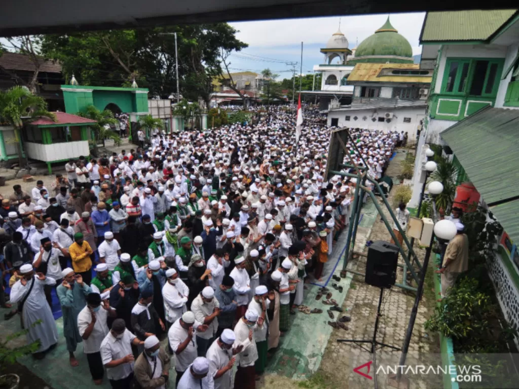 Puluhan ribu umat Islam di Kota Palu dan sekitarnya menshalatkan jenazah Ketua Utama Alkhairaat Habib Sayyid Saggaf Bin Muhammad Aljufri (photo/Antara)