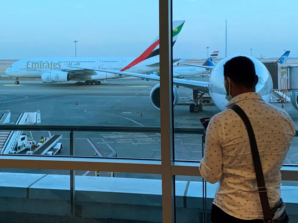 Seorang penumpang menunggu keberangkatan penerbangan Emirates Airlines ke Dubai di Bandara Internasional Kairo, Mesir 20 Juli 2021. (photo/REUTERS/Amr Abdallah Dalsh/ilustrasi)