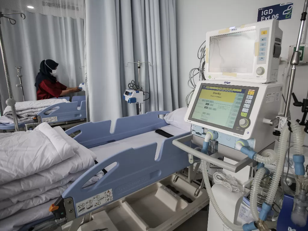 Petugas menyiapkan peralatan kesehatan untuk pasien COVID-19 di ruang IGD RSPJ Ekstensi Asrama Haji, Pondok Gede (ANTARA FOTO/Dhemas Reviyanto/aww.)