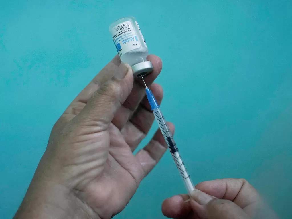 Vaksin Corona. (REUTERS/Alexandre Meneghini)