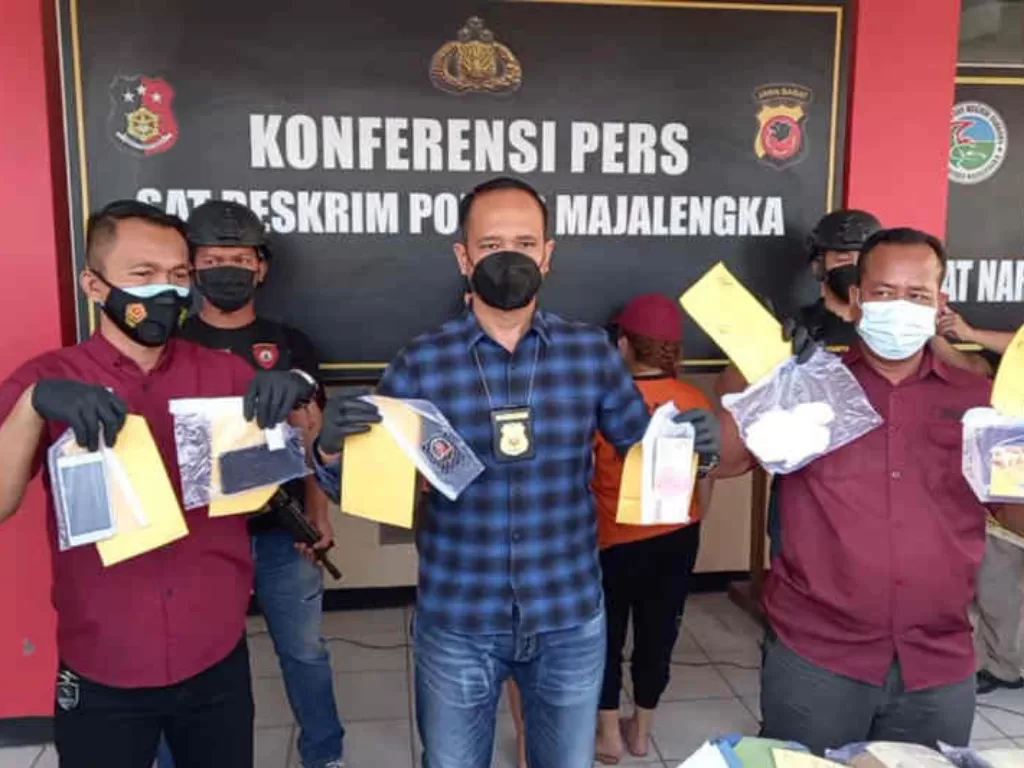 Kasat Reskrim Polres Majalengka AKP Siswo D.C. Tarigan (tengah) saat menunjukkan barang bukti di Mapolres Majalengka, Jawa Barat, Rabu (4/8/2021).  (photo/ANTARA/HO-Humas Polres Majalengka)