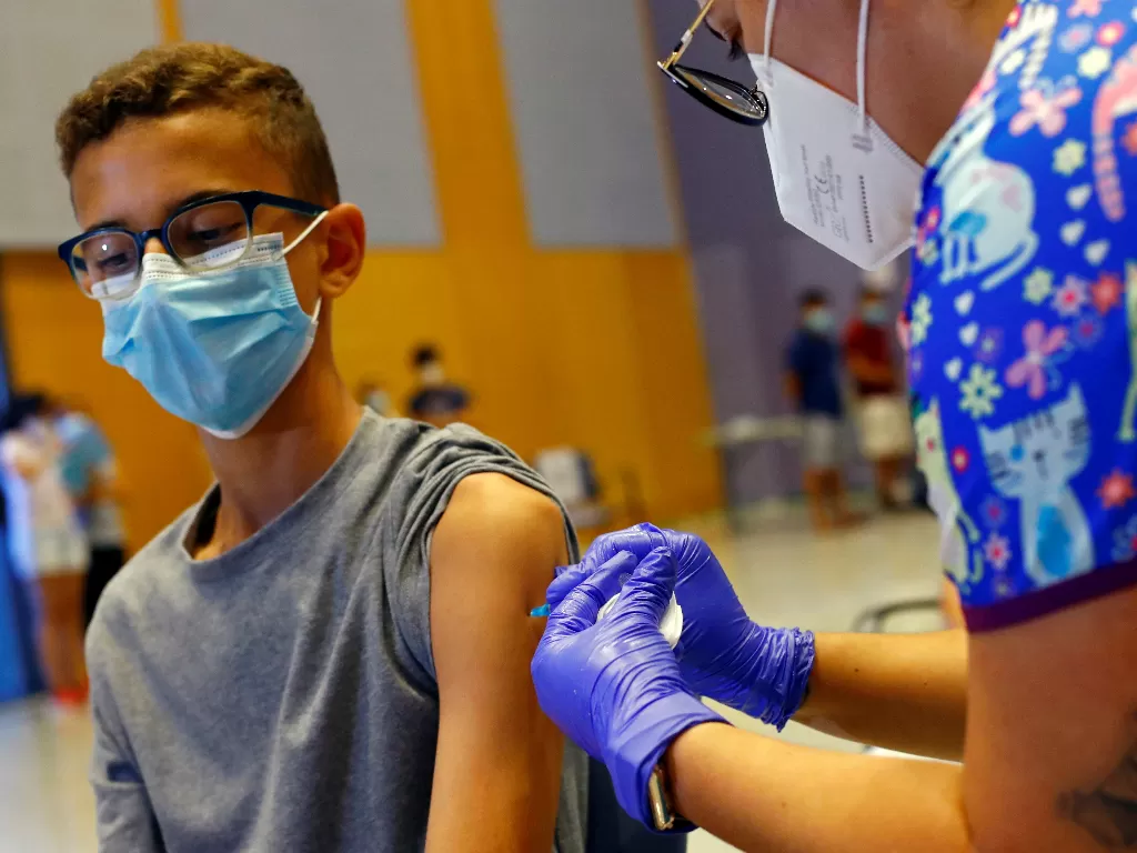 Vaksinasi COVID-19. (photo/REUTERS/BORJA SUAREZ)