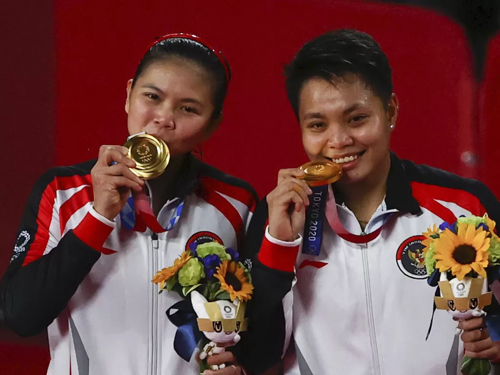 Pasangan ganda putri Indonesia, Greysia Polli/Apriyani Rahayu meraih medali emas bulu tangkis Olimpiade Tokyo 2020, Senin (2/8/2021) (REUTERS/Hamad I Mohammed)