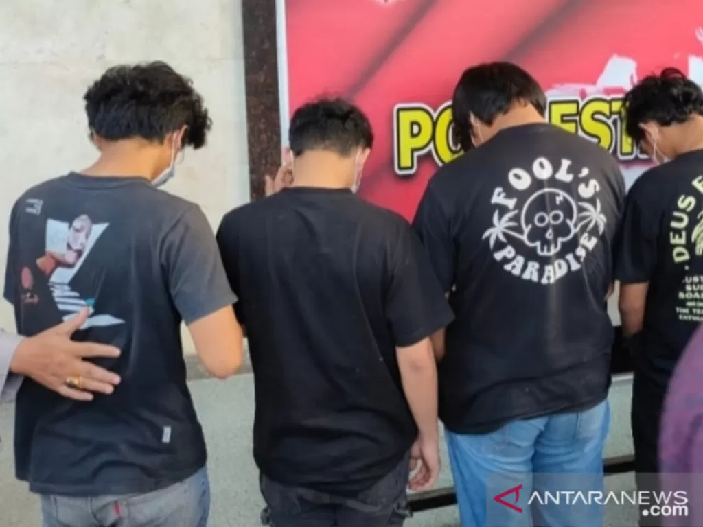 Sejumlah terduga pelaku peserta dan penonton tarung bebas yang viral di media sosial dihadirkan saat rilis kasus di halaman kantor Polrestabes Makassar, Sulawesi Selatan, Rabu (4/8/2021). (photo/ANTARA/HO)