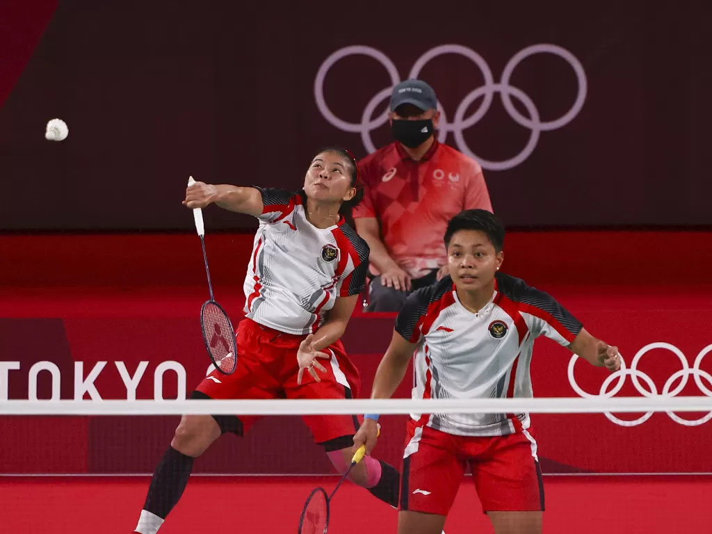 Greysia Polli/Apriyani Rahayu mengembalikan kok ke arah pasangan China, Chen Qing Chen/Jia Yi Fan dalam babak final bulu tangkis ganda putri Olimpiade Tokyo, Senin (2/8/2021). (REUTERS/Hamad I Mohammed)