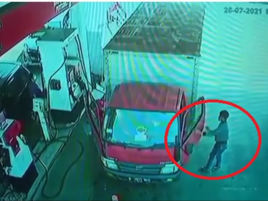Aksi pencurian di mobil boks terekam CCTV. (Instagram/@jakarta.terkini).