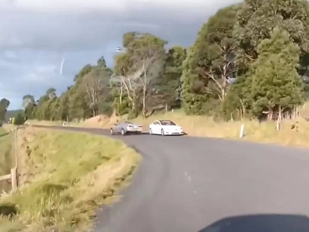 Tampilan mobil Toyota Camry yang nyaris menabrak Tesla (photo/YouTube/Dash Cam Owners Australia)