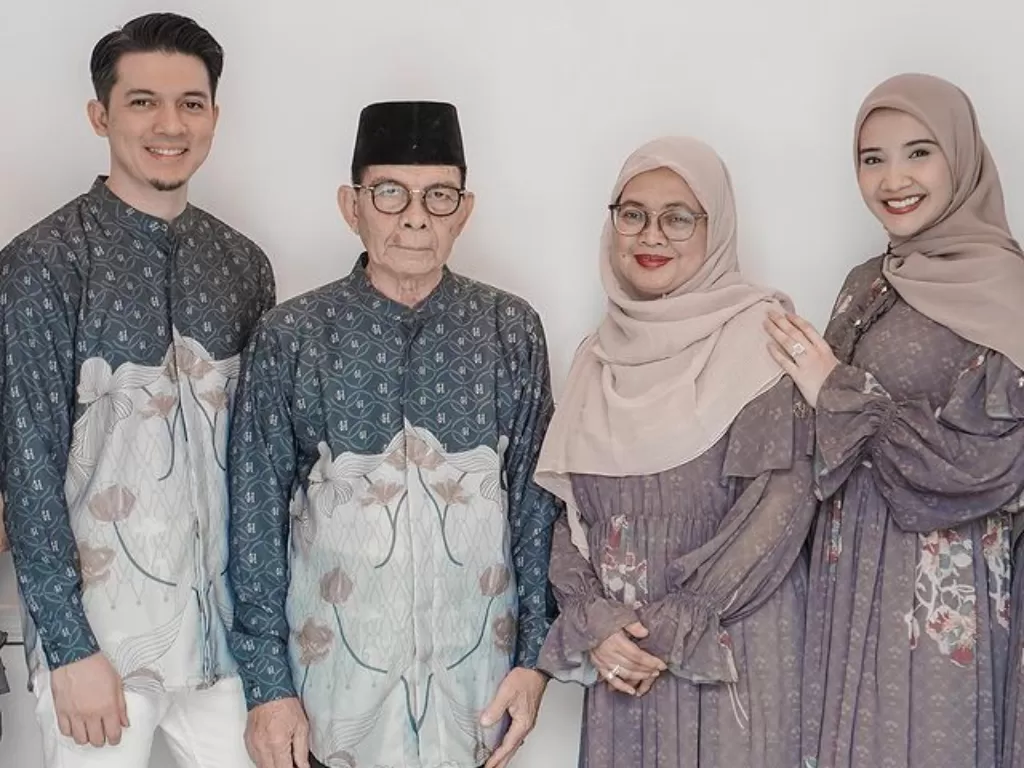 Zaskia Sungkar dan kedua orang tua Irwansyah. (Instagram/@zaskiasungkar15)