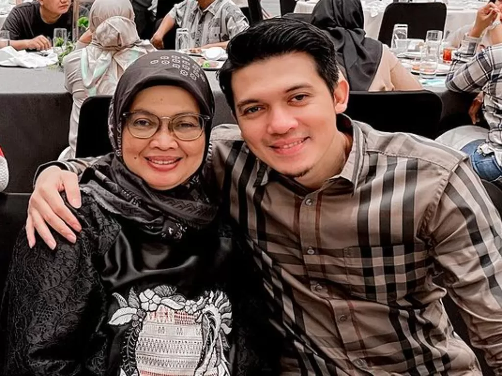 Irwansyah dan ibunya. (Instagram/@irwansyah_15)