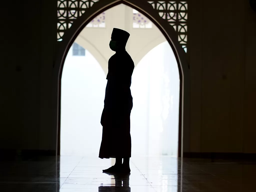 Seorang jamaah menanti waktu shalat Idul Adha di masjid Al Haq Islamic Center, Kabupaten Bone Bolango, Gorontalo, Selasa (20/7/2021). (ANTARA/Adiwinata Solihin)