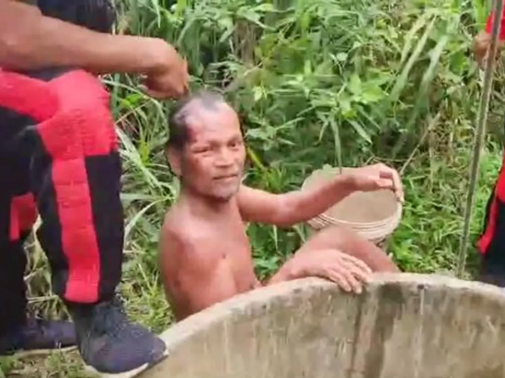 Lamiad Muanmai (55) jatuh di sumur sedalam 17 meter selama 12 jam. (Viral Press)