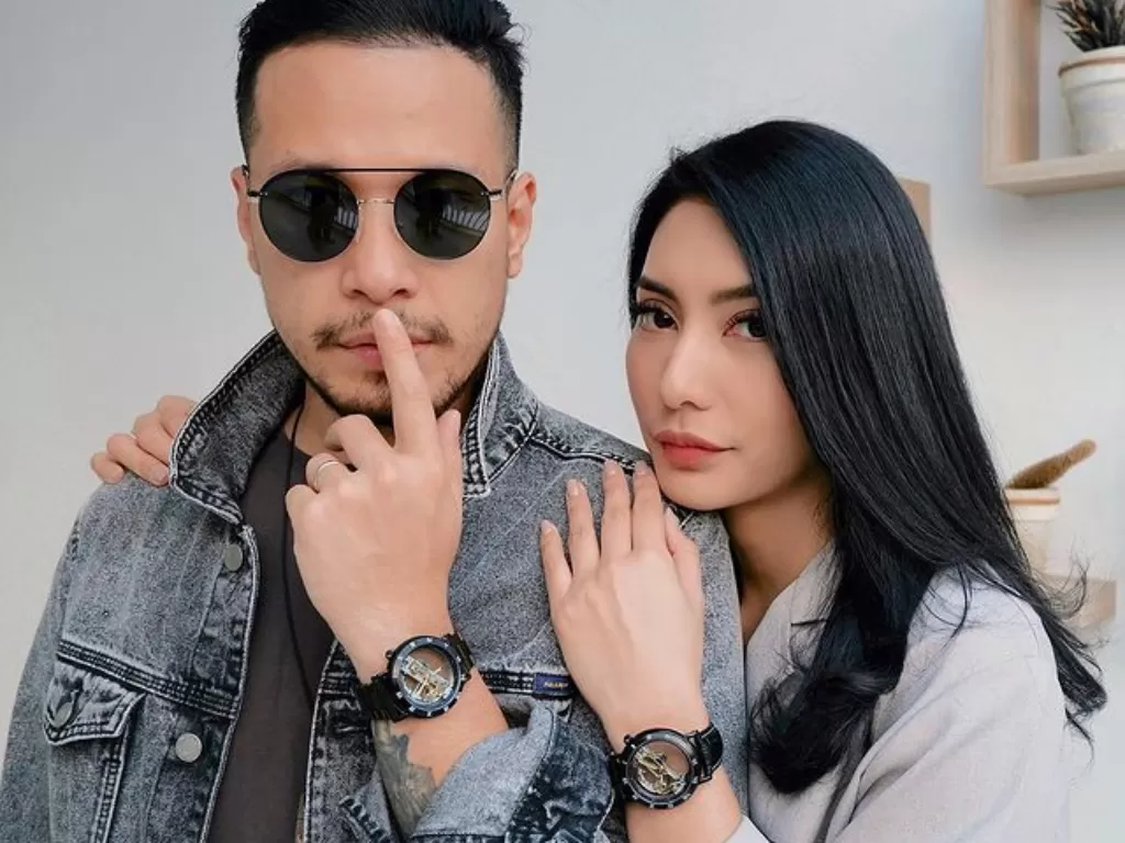 Tyas Mirasih dan suaminya. (Instagram/@tyasmirasih)