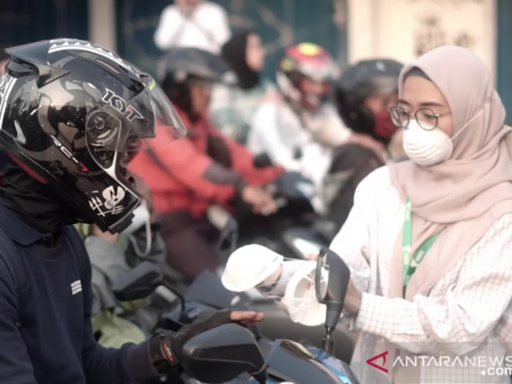 Pembagian masker N95 kepada pengendara di wilayah Pejaten Barat, Jakarta Selatan (ANTARA/Dokumentasi Pribadi)