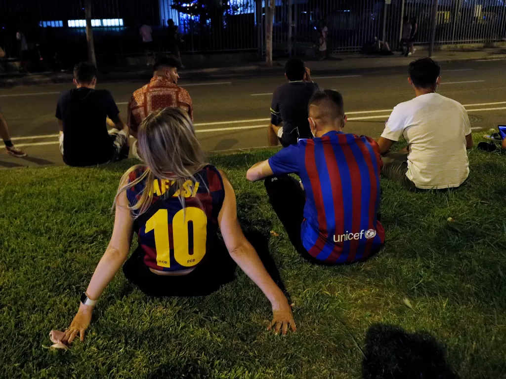 Penggemar Barcelona berada di depan Camp Nou. (Photo/Reuters)