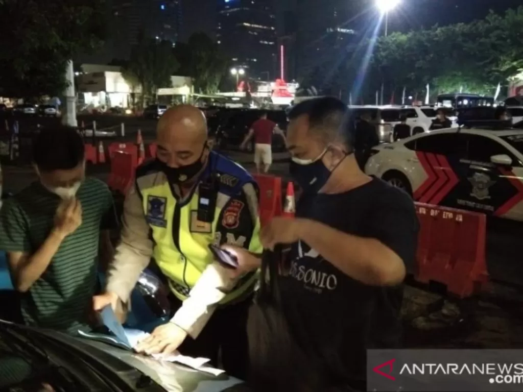 Petugas Direktorat Lalu Lintas Polda Metro Jaya memberikan sanksi tilang kepada pelaku balap liar di wilayah Senayan, Jakarta Pusat, Jumat (6/8).  (photo/ANTARA/HO-Polda Metro Jaya)