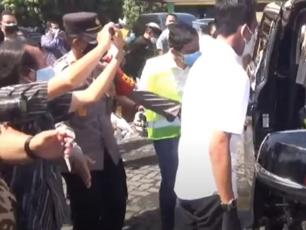Polisi halangi Gibran Rakabuming masuk mobil Menko Luhut (YouTube/ berita surakarta)