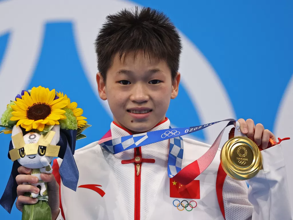 Quan Hongchan berhasil meraih medali emas (REUTERS/Marko Djurica)