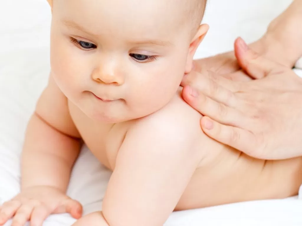 lustrasi bayi yang dioleskan produk perawatan kulit. (Istimewa)