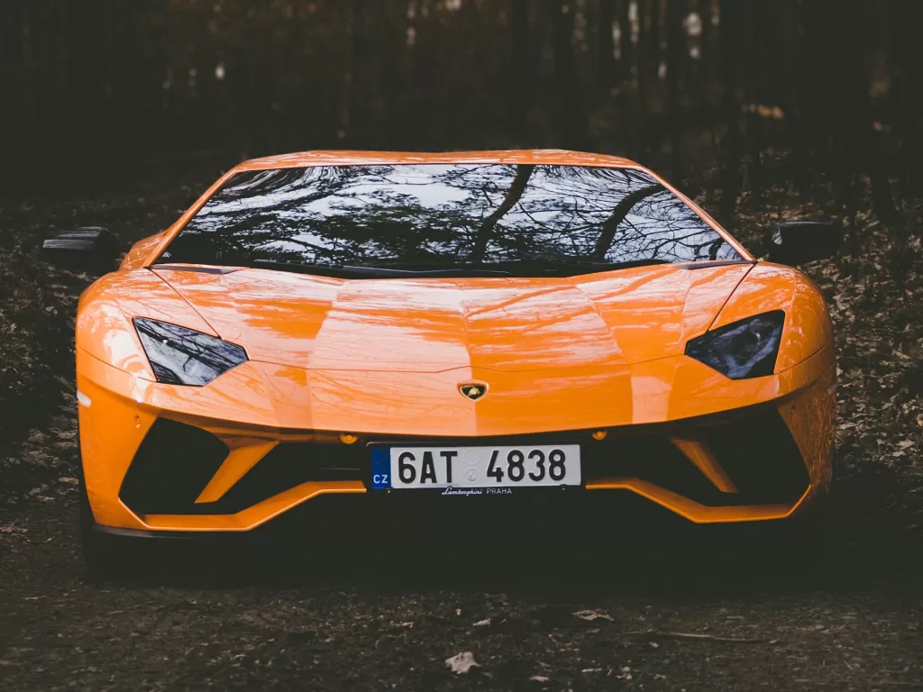 Tampilan mobil Lamborghini berwarna oranye (Ilustrasi/Unsplash/Marcus P)