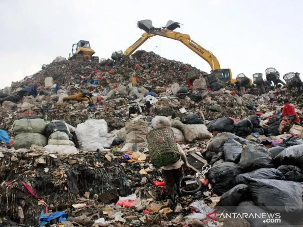 Volume sampah DKI Jakarta pada hari pertama lebaran tahun ini yang dikirim ke Tempat Pengolahan Sampah Terpadu (TPST) Bantar Gebang, Bekasi, Jawa Barat. (photo/ANTARA/HO)