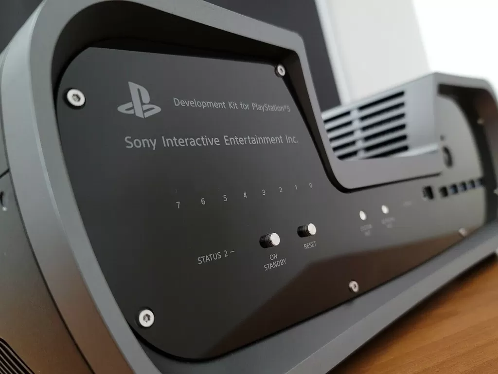Tampilan development kit dari console PlayStation 5 besutan Sony (photo/Twitter/@iDCx1337)