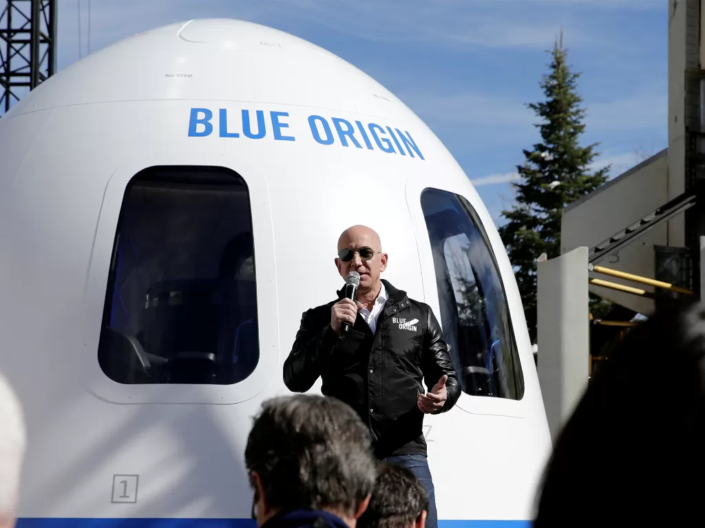 Jeff Bezos di depan kapsul besutan perusahaannya, Blue Origin (photo/REUTERS)