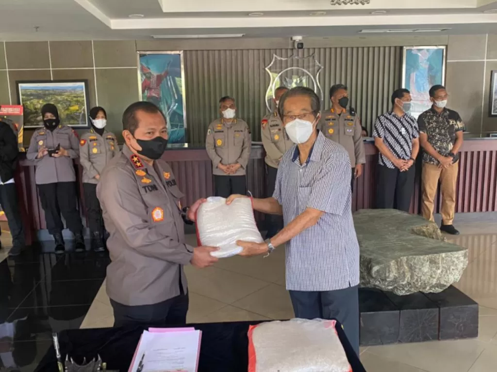 Kapolda Sumbar Irjen Pol Toni Harmanto menerima bantuan beras dari warga Tionghoa Padang untuk disalurkan kepada masyarakat terdampak pandemi COVID-19. (ANTARA/ HO Polda Sumbar)