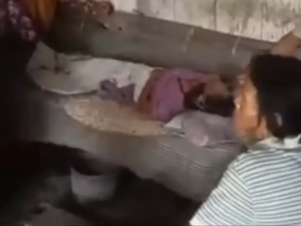 Kondisi Mbah Dasi yang hanya bisa terbaring di kursi lusuh. (Photo/YouTube)