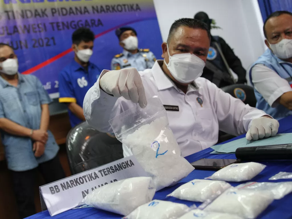 Kepala BNN Provinsi Sulawesi Tenggara Brigjen Pol Sabarudin Ginting (kiri) menunjukan barang bukti narkotika jenis sabu (ANTARA/Jojon)