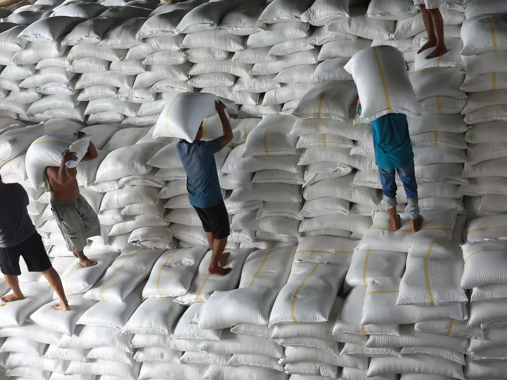    Ilustrasi: Pekerja memanggul karung berisi beras. (photo/ANTARA FOTO/Syifa Yulinnas/Ilustrasi)