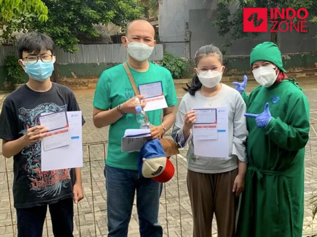 Warga menunjukan kartu vaksin sebagai bukti sudah selesai vaksinasi di salah satu puskesmas di Kramat Jati, Jakarta Timur. (INDOZONE/Fahmy Fotaleno)