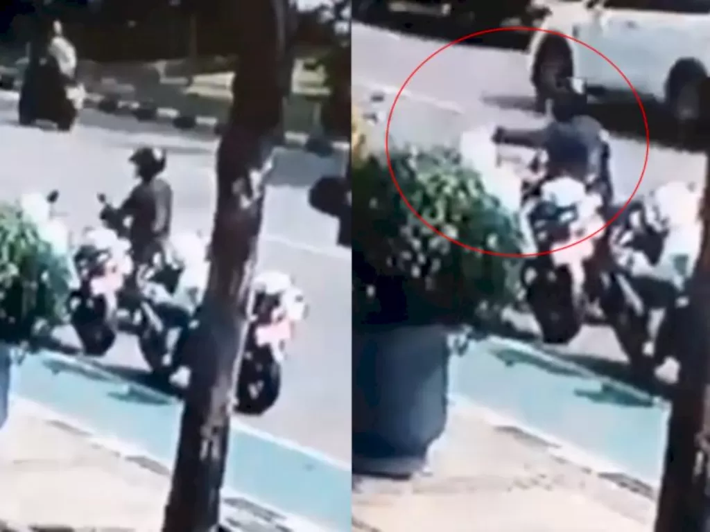 Seorang pengendara sepeda motor nekat mencuri helm milik anggota Dinas Perhubungan di Jalan Medan Merdeka Selatan, Gambir, Jakarta Pusat pada Kamis (5/8/2021) (Tangkapan layar/Istimewa)