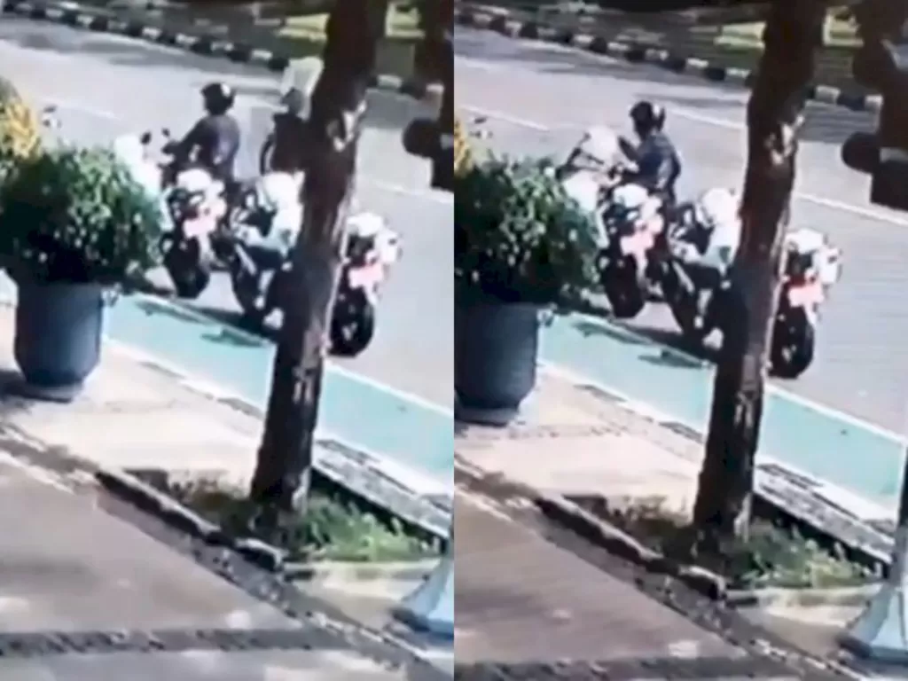 Seorang pengendara sepeda motor nekat mencuri helm milik anggota Dinas Perhubungan di Jalan Medan Merdeka Selatan, Gambir, Jakarta Pusat pada Kamis (5/8/2021). (Tangkapan layar/Istimewa)