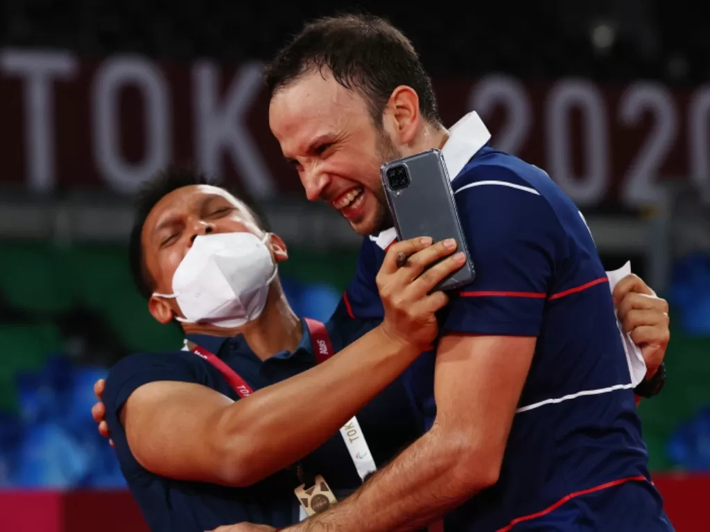 Muamar Qadafi (kiri) dan Kevin Cordon di Olimpiade Tokyo 2020 (REUTERS/Leonhard Foeger)