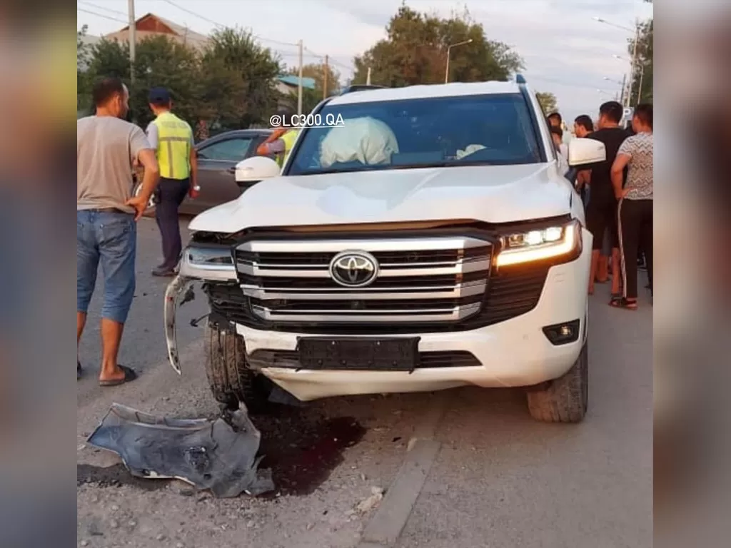 Mobil Toyota Land Cruiser 300 yang mengalami kecelakaan di Rusia (photo/Instagram/@lc300.qa)