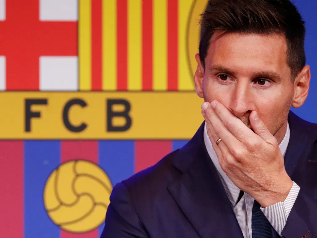 Lionel Messi berlinang air mata saat berpisah dengan Barcelona. (REUTERS/Albert Gea)