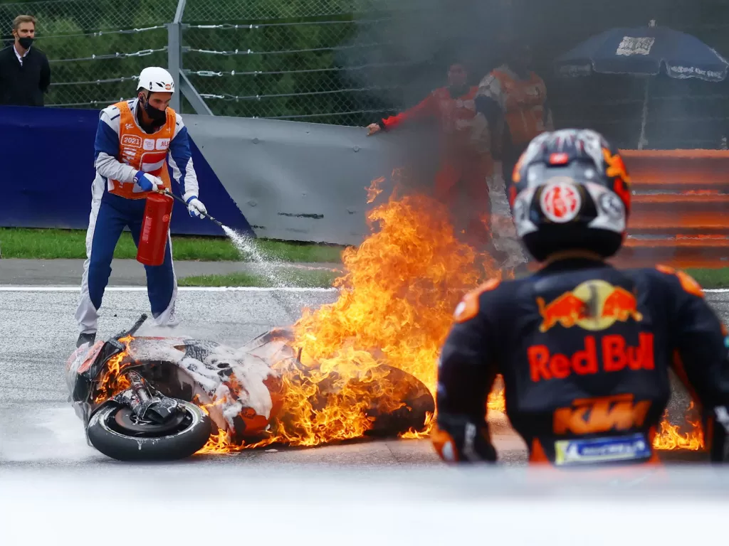 Motor Dani Pedrosa yang terbakar di MotoGP Styria 2021 (photo/REUTERS/Borut Zivulovic)