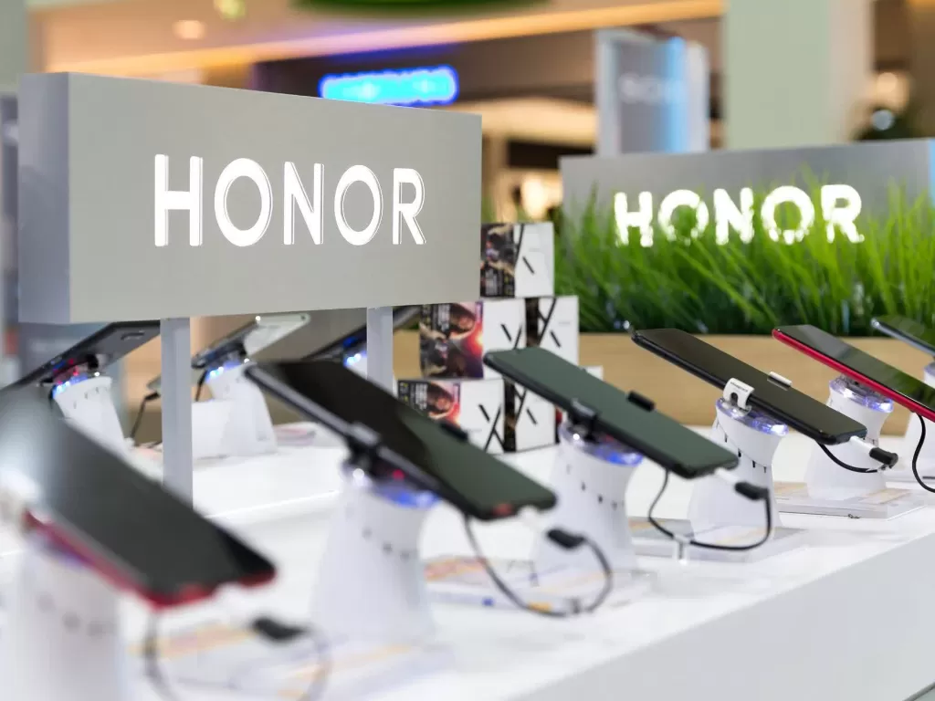 Tampilan smartphone besutan Honor yang sedang dipajang (photo/REUTERS)