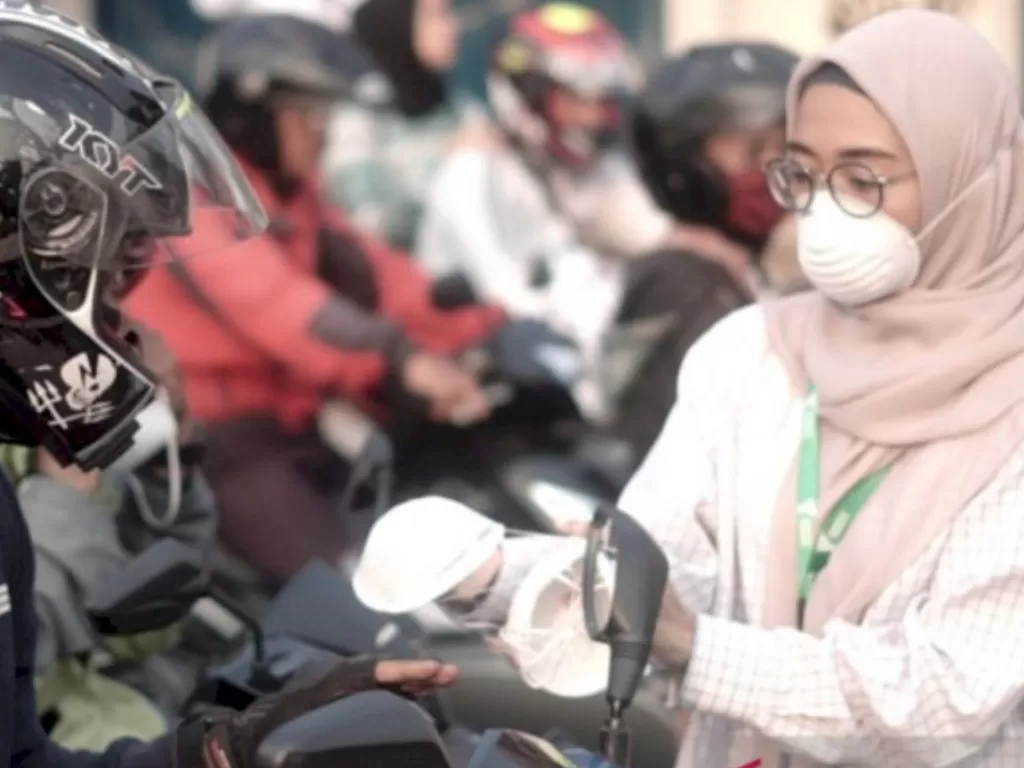 Pembagian masker N95 kepada pengendara di wilayah Pejaten Barat, Jakarta Selatan (ANTARA/Dokumentasi Pribadi)