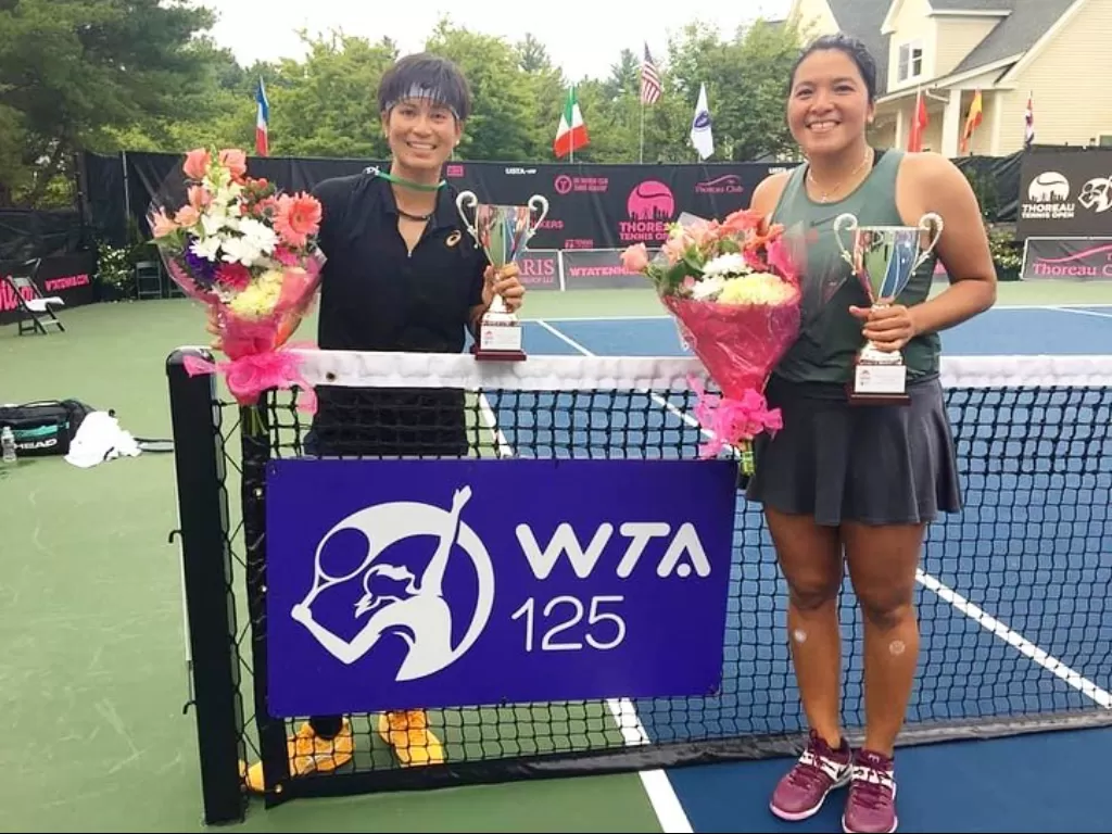 Petenis Indonesia Jessy Rompies (kanan) dan Peangtarn Plipuech asal Thailand menjadi juara di turnamen seri WTA 125 Thoreau Tennis Open 2021 di Concord, AS, Minggu (8/8/2021) waktu setempat. (photo/Instagram/@tennisindonesiaofficial/@jessy_rompies)