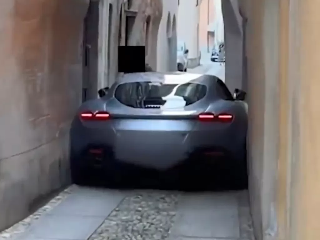 Mobil Ferrari Roma yang tersangkut di sebuah gang di jalanan Italia (photo/YouTube/SupercarsNews)